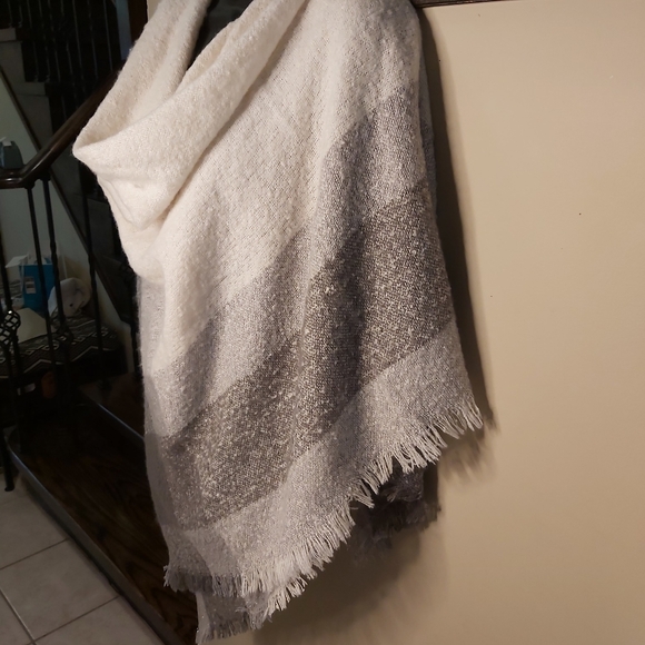 Oversized grey & white Scarf - Picture 9 of 13